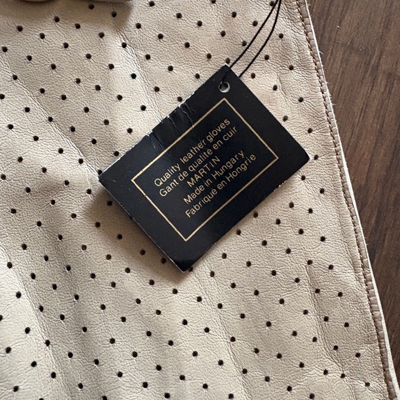 Elegant Cream Genuine Leather Gloves Made in Europe Size Small - Picture 3 of 3